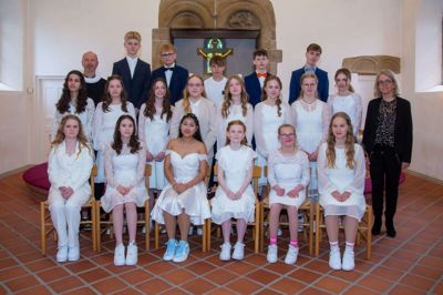 Konfirmation i Vildbjerg Kirke lørdag 6. maj klokken 9 ved René V. Jensen. Forrest fra venstre: Olivia Kristine Nielsen, Signe Sørensen, Josefine Andreasen Bunwong, Ida Bartholin Hansen, Luna Overgaard og Lærke Overgaard. I midten fra venstre: Victoria Jessen, Cecilie Thejll Vendelbo, Emilie Rolsgaard Pedersen, Mikkeline Green Lauridsen, Alberte Brix Hansen, Katrine Schøler Nielsen, Kamilla Riis Vadsholt, Naja Sahl Bjerre og kirke-kultur-medarbejder Brita Bach Pedersen. Bagerst fra venstre: sognepræst René V. Jensen, Mads Lundsbye Lund, Kristian Munksgaard Guldager, Marcus Kirk Pedersen, Tristan Trabjerg Medhurst og Boris Zobbe Juel Meldgaard. Foto: Jakobsen Foto, Vildbjerg
