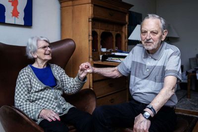 - Der kan du se, Ellen, nu falder mændene på knæ for dig, siger K.O. Jensen, da fotografen skal tage billedet. K.O. står for Kaj Ove, men de færreste kender ham som andet end K.O. Foto: Chresten Bergh