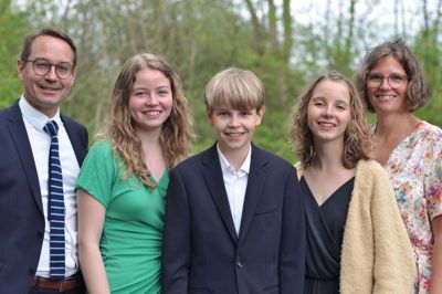 Jakob Terp Legarth og hustruen Hanne har børnene Maiken, Asbjørn og Selma. Foto: Gjellerup Kirke