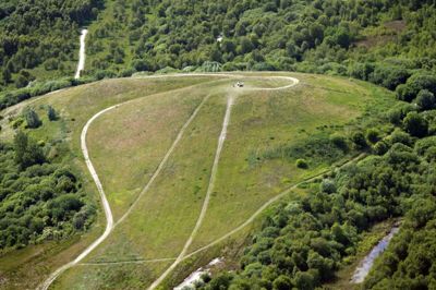 Inden længe kan sportsudøvere på mountainbike zigzagge sig ned ad Knudmosebjerget på en 420 meter lang rute, der bliver Hernings længste mtb-nedkørsel. Foto: Flemming Hansen