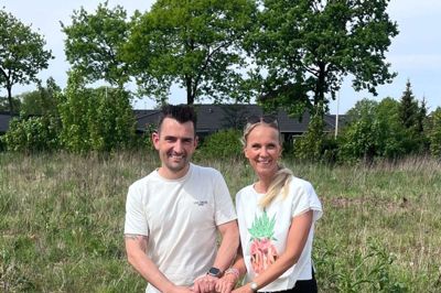 Henrik Rosengren fra MJT Rådgivning og Christina Hembo fra Christina Properties tog for nylig første spadestik i Snejbjerg. Foto: PR-foto