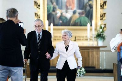 Det er så yndigt at følges ad, og det har K.O. og Ellen Jensen gjort i 70 år. Onsdag bekræftede de det ja, de gav hinanden i Vor Frelser Kirke i Aalborg 24. maj 1953, denne gang i Herning Kirke med efterfølgende sammenkomst på Hotel Eyde for familie og venner. Foto: Chresten Bergh