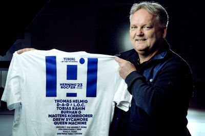 Dan Madsen med et eksemplar af den T-shirt, der udleveres til de op mod 1000 frivillige, der sørger for, at alt kører på skinner til Herning Rocker 26. og 27. maj. Foto: Chresten Bergh