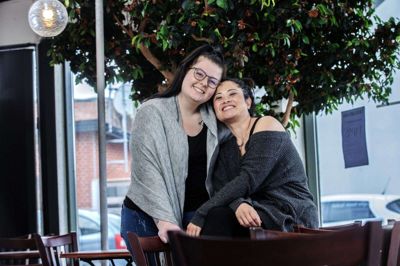 Kitt K. Jepsen (t.h.) og Natasja Nielsen vil i stedet for caféen »Tapas«, som var den oprindelige plan, drive en skønhedssalon fra Bredgade 23 i Vildbjerg. Foto: Chresten Bergh