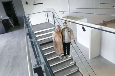 Dorthe Emilie Jensen og Mads-Emil Jensen fra Moster D må vente et stykke tid endnu, inden de kan flytte ind i deres nye lokaler på Industrivej Syd i Birk. Her får de rigtig god plads med både lager og showroom. Foto: Henrik Ole Jensen