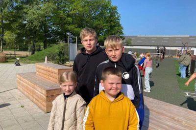 Skolebørnene Emmeli Justesen Hvam Mikkelsen (fra venstre), Malthe Wachsmuth, Hjalte Glistrup Lund og Oscar Leo Hvid Jeppesen er glade for den nye legeplads i Feldborg. De bruger den både i skoletiden og i fritiden. Foto: Ida True Berg