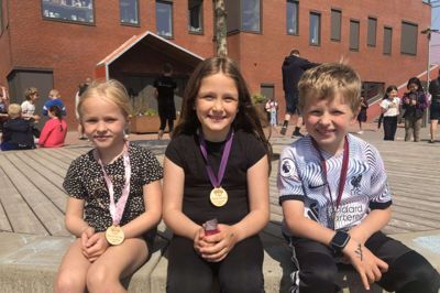 Vilma Troelsen (t.v.), Shura Yavuz (midten) og Mads Havgaard (t.h.) hev alle den velfortjente medalje - og is - med hjem efter løbeturen rundt om skolen. Foto: Thor Ølgaard Hansen