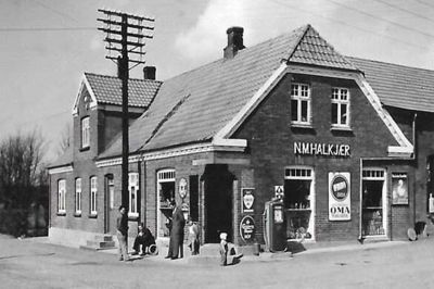 Købmandsbutikken i Vind. Benzinstanderen og telefonpælen tyder på, at der her er tale om et billede fra op i 1950’erne. Foto: Vind Stationsby 100 år