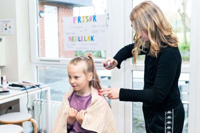 En af indtægtskilderne var skønhedssalonen på Uhre Friskole, der havde stor søgning i de fire frikvarter, hvor den eksisterende. Populært var også muligheden for at kaste ting på lærerne og de lækre kager, som forældrene havde hjulpet med at bage. Foto: Linna Grøn