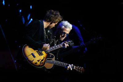 Det velspillende band gjorde sit til at holde festen i gang. Her er Helmig i ledtog med guitaristen Emil Falk. Foto: Chresten Bergh