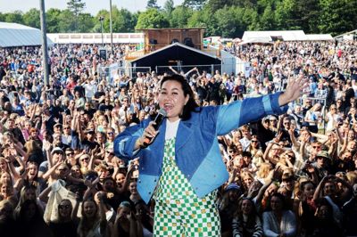 Natasha Brock fik et højt JA!, da hun spurgte publikum, om hun måtte tage et billede sammen med dem. Det var tilfældigvis Herning Folkeblads fotograf, som var med på scenen, og det fik han dette billede ud af. Foto: Chresten Bergh