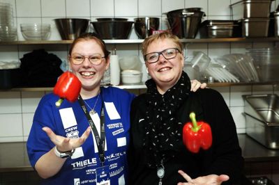 Gitte Marquard Gustafsson og datteren Louise Marquard Pedersen har mange peberfrugter i luften under Herning Rocker, hvor de holder styr på køkkenet, der laver mad til alle på pladsen og backstage. Foto: Chresten Bergh
