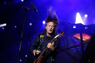 Jesper Binzer har ikke skiftet frisure de seneste tre-fire årtier, og derfor var der højt hår og høj musik på scenen. Foto: Chresten Bergh