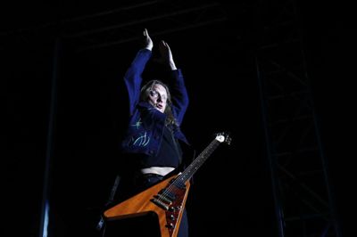D-A-D-forsanger Jesper Binzer gjorde sit til at få lukket Herning Rocker på en ordentlig måde. Lapperne op, Herning, lød det fra den 57-årige musiker, da lørdag blev til søndag. Foto: Chresten Bergh
