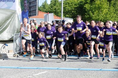 Så er Royal Run i Herning for alvor i gang. Her er de første deltagere på one mile-ruten. Foto: Chresten Bergh