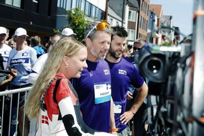 Både Frans Nielsen (t.h.) og skarpskytten Rikke Mæng fra Sunds fik sig en sludder med kronprinsen, da han ankom til Herning. Foto: Chresten Bergh