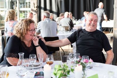 - Jeg er helt vild med konceptet med at spise kylling og softice og pølser inden koncerten, sagde Anja Jørgensen, som var taget i Remisen med sin mand, Max Jørgensen. Foto: Linna Grøn