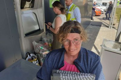Pia Hansen har ventet siden nytår på at kunne komme af med sine tomme dåser. Fem affaldssække tømte hun ind i den nye pantstation. Foto: Jesper Wind