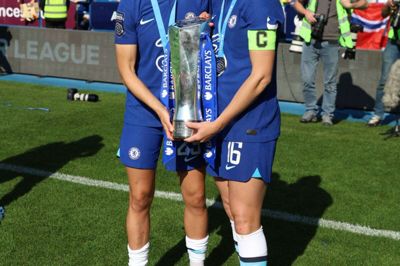 Pernille Harder (t.v.) og kæresten Magdalena Eriksson har netop fejret det engelske mesterskab med Chelsea. Fra næste sæson tørner de begge ud for Bayern München. Foto: Ritzau Scanpix