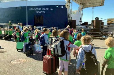 Små poder fra Uhre Friskole klar til at gå ombord på færgen til Samsø. De har selv ansvar for egen bagage og selvstilliden blomstrer over selv at skulle af sted - uden far eller mor ved hånden. Foto: Uhre Friskole
