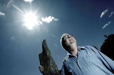 Aage Christiansen ved den stenskulptur i haven, som Hanna Christiansen engang fik i fødselsgave. »Kan du se, at den ligner Jylland?« spørger han. Foto: Henrik Ole Jensen
