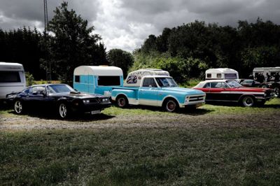 Herning Custom Car Club plejer at holde sommermøde i Høgild, men satser i år stort og inviterer alle ud på dyrskuepladsen ved MCH Messecenter Herning. Foto: Henrik Ole Jensen