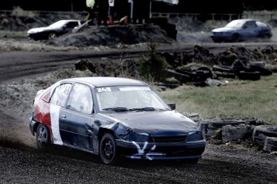 I weekenden er Ikast og Omegns Motorklub vært ved DM i folkerace. Her venter fællesskab, billige biler og masser af action. Foto: Henrik Ole Jensen