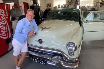- Den er sgu smuk, udbryder Bubber begejstret, da vi beder ham sætte ord på det arbejde, Pers Speedshop i Herning har gjort for at friske den 70 år gamle Oldsmobile op. Foto: Brian Kjær Andersen
