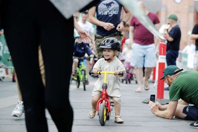 De mindste deltagere var tre år, da der fredag var Skoda Børnetour på torvet i Herning. Heldigvis var løbecykler tilladt, og mor og far måtte løbe med på ruten. Foto: Chresten Bergh