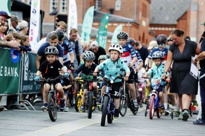 Der var fuld koncentration, da de mindste ryttere fredag eftermiddag blev sendt af sted på Skoda Børnetour på torvet i Herning. Foto: Chresten Bergh