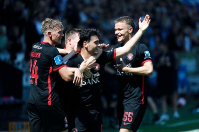 Aral Simsir tiljubles af holdkammeraterne efter sin flotte scoring mod OB. Foto: Chresten Bergh