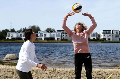 Lørdag var der gang i seniorkampene ved beachvolleystævnet ved Fuglsang Sø, mens søndag er for ungdommen. Foto: Chresten Bergh