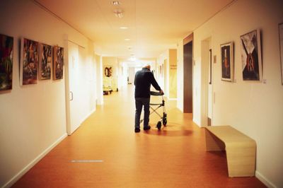 Herning Kommune vil bruge ny teknologi til plejen af ældre. Engholmcentret i Sdr. Felding er med i forsøg med sensorer i beboernes lejligheder.