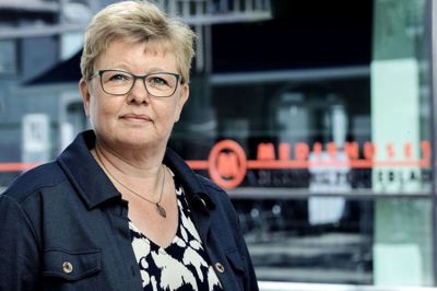 Herning Folkeblads chefredaktør, Vibeke Larsen, har 8. juni 25-årsjubilæum på avisen, og det fejres lørdag 10. juni med en reception for inviterede. De fleste mennesker begynder i et nyt job den første i en måned. Men muligheden for at begynde på Folkebladet opstod for den tidligere journalistelev samme sted, da hun i juni 1998 få dage før sin afsluttende eksamen på journalisthøjskolen i Aarhus kontaktede daværende chefredaktør Flemming Larsen, om han havde et ledigt job. Og det viste sig, at han havde brug for en journalist, som hurtigst muligt kunne begynde i et barselsvikariat for Marianne Eskildsen - der i øvrigt kunne fejre 25-årsjubilæum som journalist på Herning Folkeblad i november 2021. Foto: Chresten Bergh