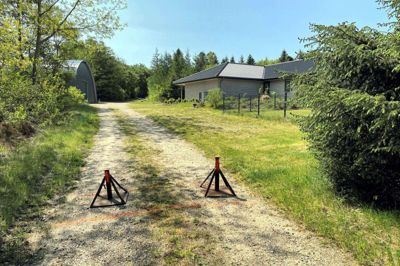 Ejeren af Timring Plantage begrænser ikke kun trafikken på skovvejen ved hjælp af bomme og en farlig kæde. Folkebladet stødte også på disse opklodsningsbukke, da vi var forbi stedet. Foto: Bo Lundgaard