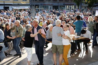 Torvet var i den grad fyldt med sommerklædte branditter, der havde vanskeligt ved at holde dansebenene i ro, da Johnny Hansen fra Kandis afleverede sine evergreens.