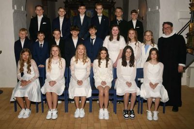 6. maj 2023 klokken 9 blev følgende konfirmeret i Snejbjerg Kirke ved sognepræst Jørgen Johansen: Lucas Bech Damsgaard Nielsen, Jacob Bech Damsgaard Nielsen, Rasmus Hedager Rahbek, Jacob Birkmose Christensen, Marcus Holck Knudsen, William Møller Kongsgaard, Malthe Brams Munk, Rune Hvas Bliddal, Oscar Blicher Terkelsen, Silas Aagaard Jespersen, Casper Spangsgaard Helms, Cecilie Frøjk Melau, Jasmin Sand Eskesen, Signe Welling Christensen, Bjørk Kousgaard Sørensen, Nanna Kirstine Andsberg, Laura Juul Frederiksen, Nikoline Schmidt Krusborg, Fie Rindom Skov og Anna Hvas Bliddal. Foto: Privatfoto