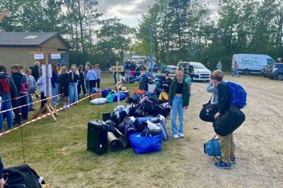 Mange efterskole-elever deltager på Å-Festival. Her ankommer en flok til dette års festival. Foto: Jan Brix Kjærside