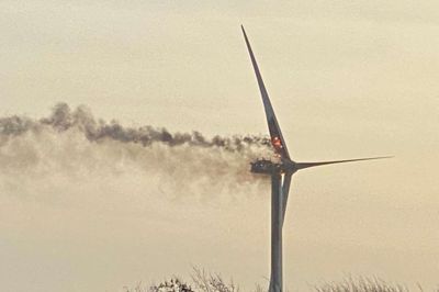 En udbrændt vindmølle i Lem Kær er nu fjernet med sprængstof. Foto: Mette Christensen