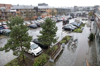 I 2017 var idéen at Smedegades Parkeringsplads skulle erstattes af et parkeringshus i fire etager, hvoraf stueetagen skulle være en dagligvarebutik. Nu er planen ændret, så der kun arbejdes på et parkeringshus i tre etager. Foto: Tom Laursen