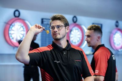 På billedet ses de to seneste, som har meldt sig ind i Engesvang Dartklub. Og de er ikke de eneste nye i sporten, som oplever medlemsfremgang i disse år. Foto: Chresten Bergh