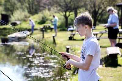 På fisketuren kunne man tage kone, børn og andet påhæng med, hvis man ville. For som så meget andet var fisketuren et socialt arrangement i Engesvang Dartklub. Foto: Chresten Bergh