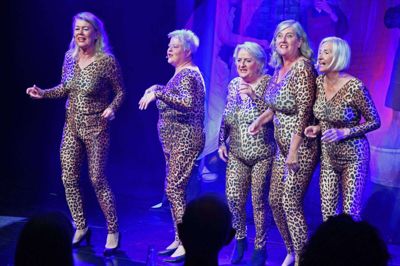 Fra venstre: Gitte Wassmann, Marianne Svensson Wiberg, Helen Sørensen, Jane Pedersen og Anne Helen Hvelplund var en del af lørdagens Mariekiks-ensemble. Foto: Hans Rosbjerg