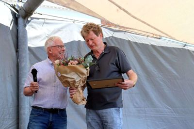 Preben Sørensen kunne på vegne af Brande City overrække blomster og diplom til årets Brandit, Villy Jensen fra Brande Bladet. Foto: Laila Kempel