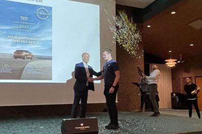 Det var sælger Kristian Specht, der på vegne af Herning-afdelingen modtog hæderen. Foto: PR-Foto