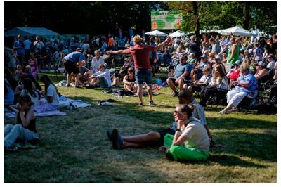 Mængden af gæster tog fusen på arrangørerne, som anslår, at der i løbet af den solrige lørdag var 2500 mennesker forbi Vildbjerglund for at høre musik og mærke den gode stemning. Foto: Jan Møller Jensen