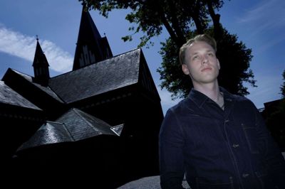 Nikolaj Rønholm foran Herning Kirke, hvor han tilbragte så stor en del af ungdommen med drengekoret. Foto: Henrik Ole Jensen