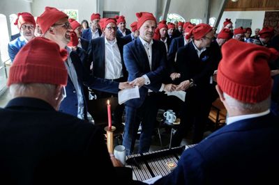 Kasper Phillipsen (forrest t.v.) fra DK Company, Jesper Klausen fra Spectre og Jens Obel fra DK Company blev optaget som de nye brødre i hosebinderlauget. Foto: Chresten Bergh