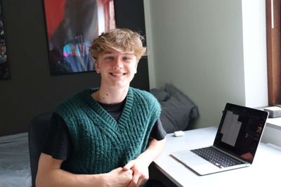 William Lund Lindkvist driver en Instagram-profil med imponerende 33.000 følgere. Det gør han fra sit værelse i Ikast. Foto: Mads Magnussen