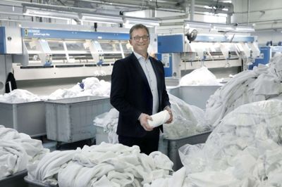 Når Jan Høybye eller resten af personalet hos DFD kasserer tekstiler, bliver det ikke bare smidt ud - meget af det får nemlig et nyt liv. Foto: Henrik Ole Jensen